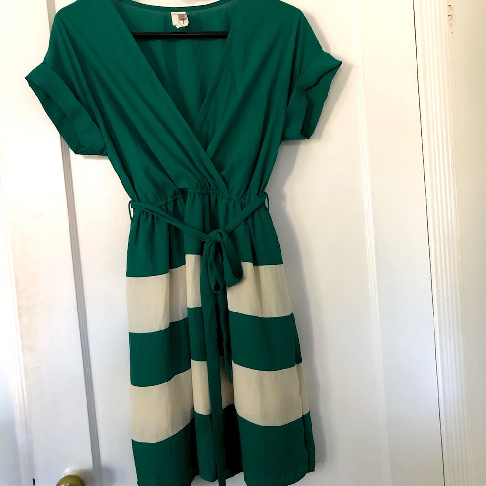 Francesca’s Collection green striped dress, pockets, tie belt, lined skirt, sz M